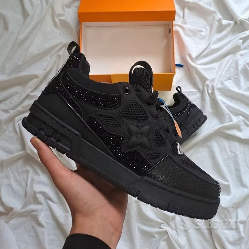 LOUIS VUITTON - BLACK