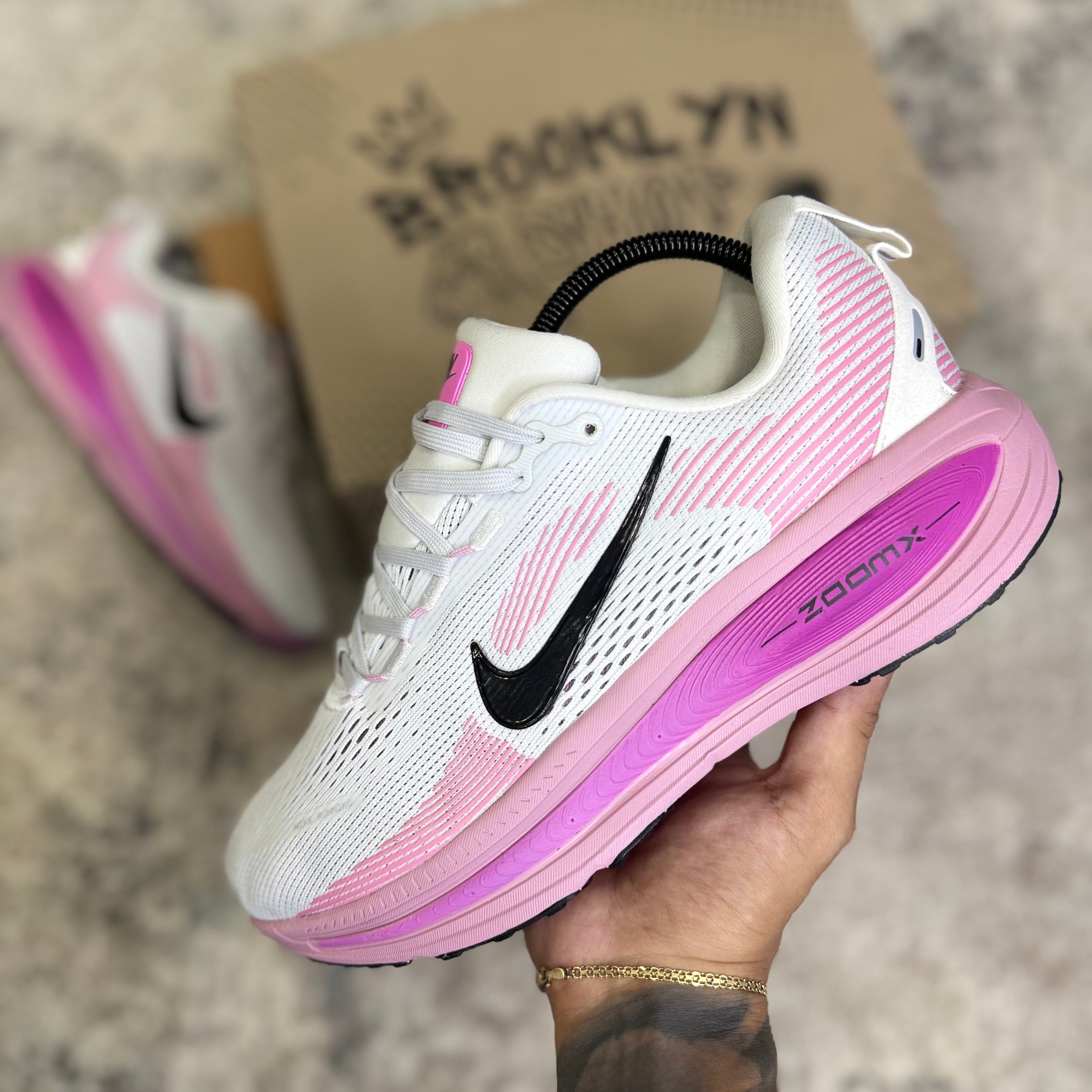 NIKE VOMERO 18 - FUCSIA