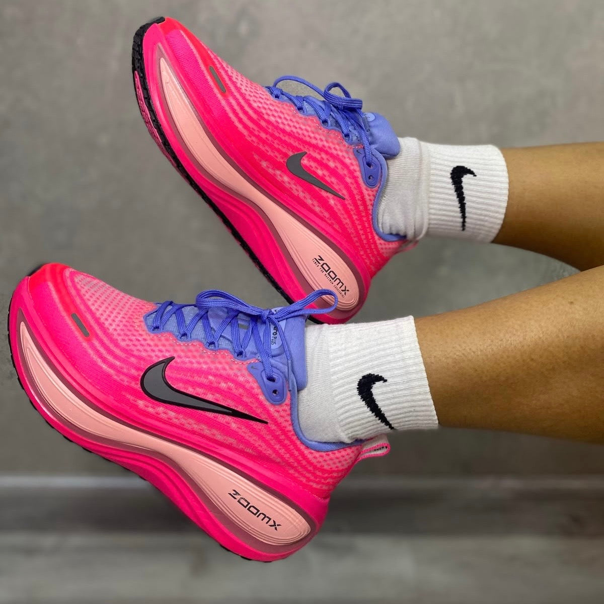 NIKE VOMERO PLUS - FUCSIA