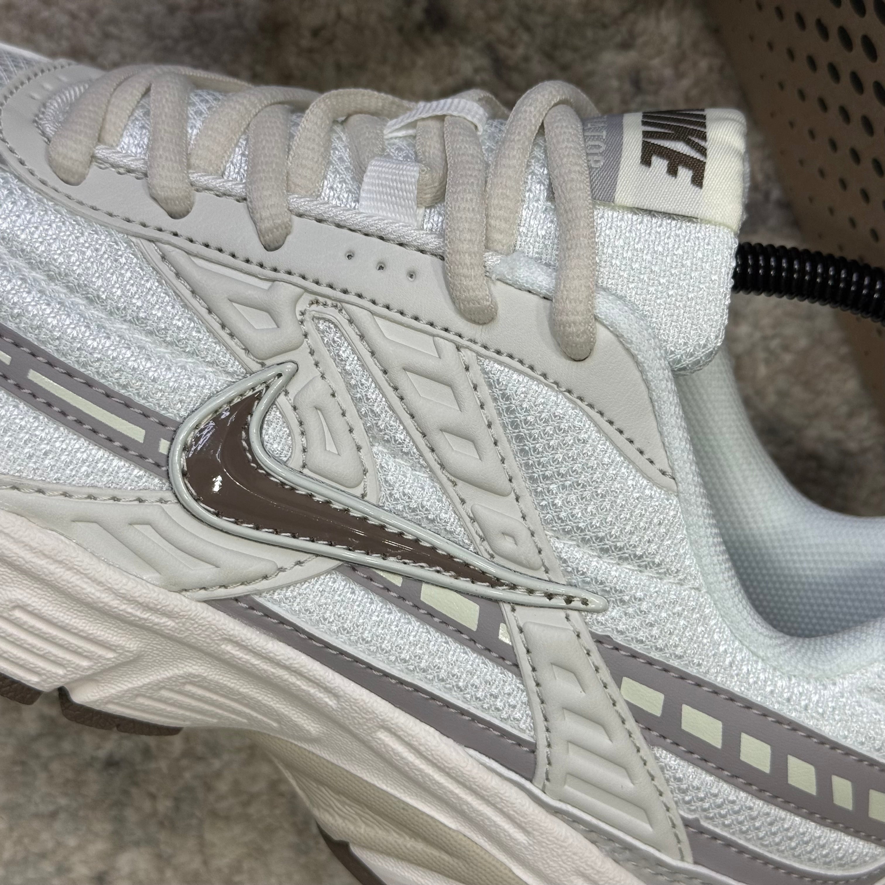 NIKE INITIATOR - NUDE